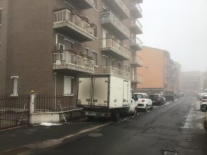 Dimentica le chiavi in casa, precipita tentando di arrampicarsi