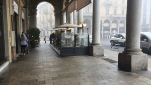Dà in escandescenze in centro, arrivano i Carabinieri