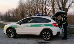 Senza mascherina provoca il ritardo del treno stando sui binari