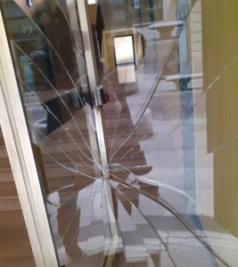 Via Caniggia: vetrata rotta, i vandali rispondono così al pressing della Polizia