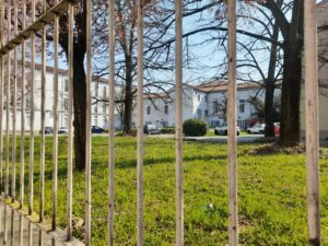 Danneggiate otto macchine nel cortile dell’Asl