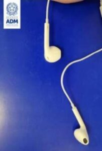 Alessandria, sequestrate quasi 3.000 cuffiette Apple contraffatte