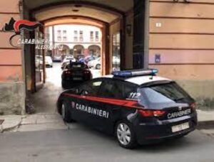 Spacciava, ma quando vede i Carabinieri dà la droga a un altro