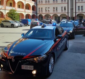 Esselunga: preleva alcolici e carne e tenta di andarsene senza pagare, arrestato