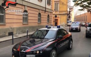 Tenta di sfondare la porta della caserma perché rivuole soldi e droga sequestrati