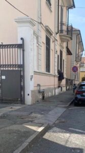 S’arrampica per salutare la moglie malata