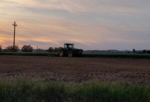 Malore mentre lavora i campi, muore 71enne