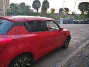 Vandali in azione al rione Pista: vernice rossa su auto ed edifici