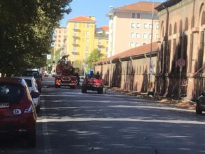 Valfrè, lastre dal tetto cadute per il vento