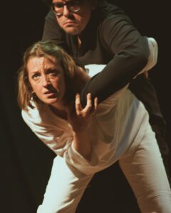 Il teatro fisico e gestuale si mescola all’elettronica