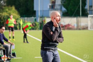 Giocatore sviene in campo, Adamo lo salva con i soccorritori