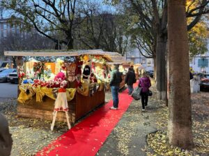Natale: aperte le casette, accese le luminarie
