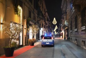 Alessandria, ubriaco aggredisce cliente e barista, c’è il ‘Daspo Willy’