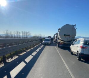 Maxi incidente lungo la strada per Casal Cermelli: ferita una donna