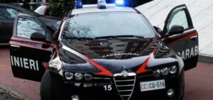 Stava aiutando il padre a terra ma viene scambiato per un balordo: così scoppia la lite e spunta un coltello