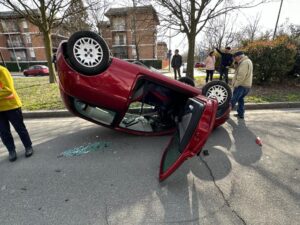 Viale Teresa Michel: auto cappottata