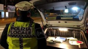 Piazza Garibaldi: abbatte la segnaletica, automobilista ubriaco