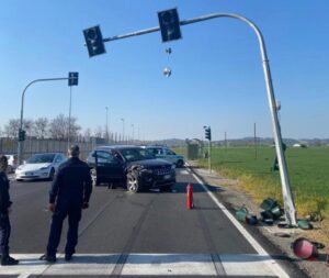 Jeep contro il semaforo all’altezza del carcere: un ferito