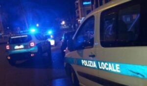 Schianto nella notte:  soccorre la compagna e la bimba, poi se ne vanno a piedi. Le indagini