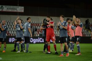 Alessandria – Ascoli, i tifosi con la squadra. “Ma rinforzatela”
