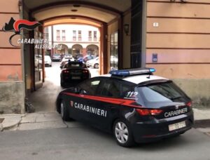 Alessandria: taglia il braccialetto elettronico e va in strada ad aspettare il 118