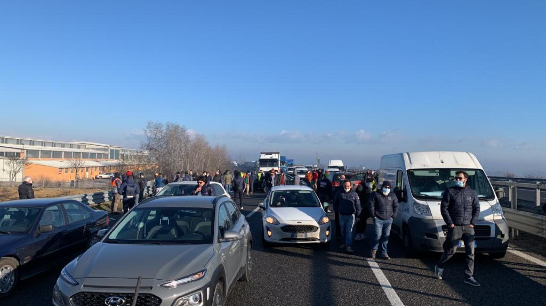 A26, San Salvatore: fitta nebbia e serie di scontri in autostrada