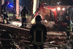 Esplodono bombole del gas con timer: morti tre vigili del fuoco, tre feriti. Video, foto e testimonianze