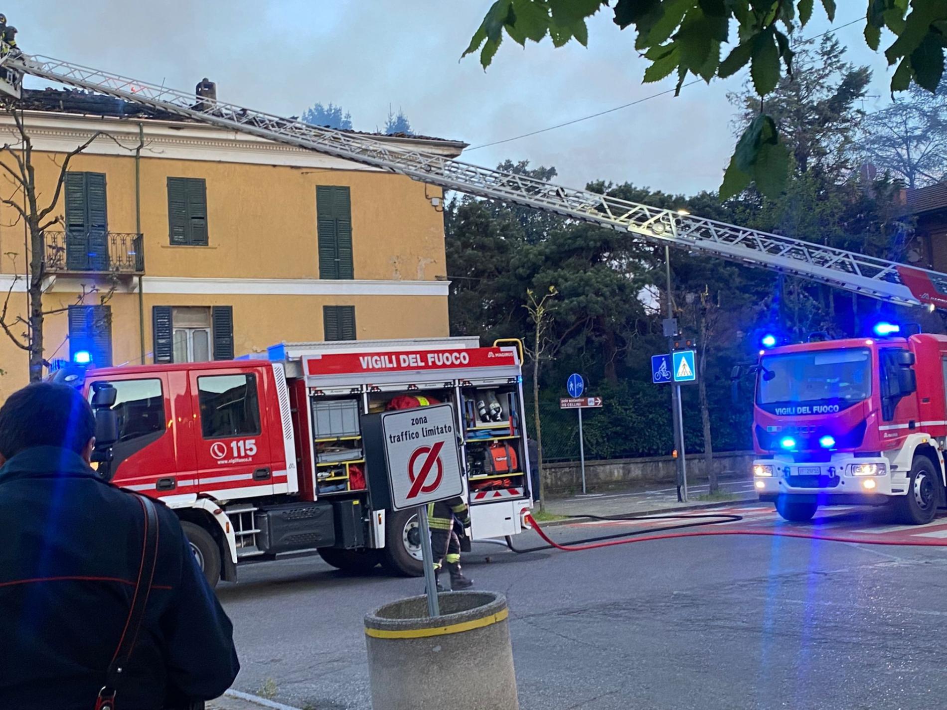 Incendio in un’abitazione in viale Cellini a Valenza. Soccorsi sul posto