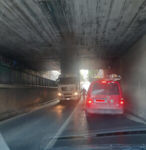 Alessandria: tir incastrato nel sottopasso di via Maggioli