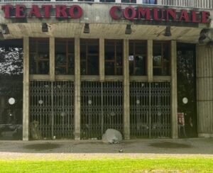 Alessandria: il giaciglio di un senzatetto davanti al Teatro Comunale