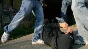Alessandria violenta: 13enne aggredita dal branco di ragazze in pieno centro