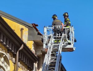 Alessandria: tegole pericolanti in via Bergamo, arrivano i Vigili del Fuoco
