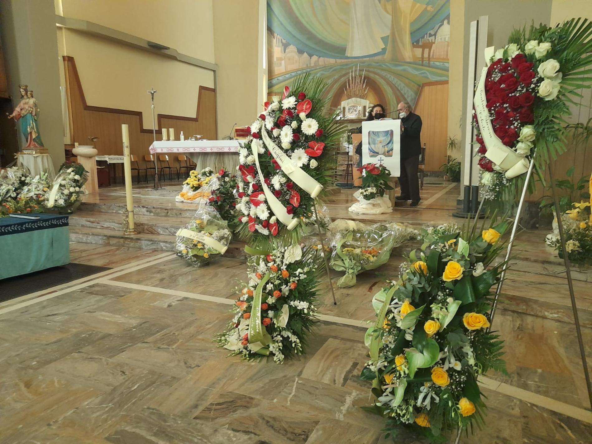 I funerali di Aldo, con palloncini e musica dei Queen