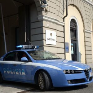Cerca di sfuggire (invano) all’arresto nascondendosi in un ripostiglio