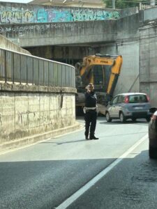 Via Maggioli: sottopasso bloccato da mezzo pesante
