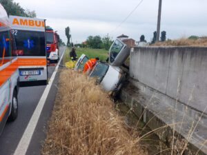 Auto  fuoristrada sulla strada per Felizzano: l’automobilista  colta da malore