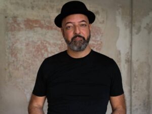 Simone Repetto in scena con “Storie notturne per persone libere”