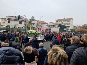 Tanti amici ai funerali di Denise. E palloncini a forma di cuore