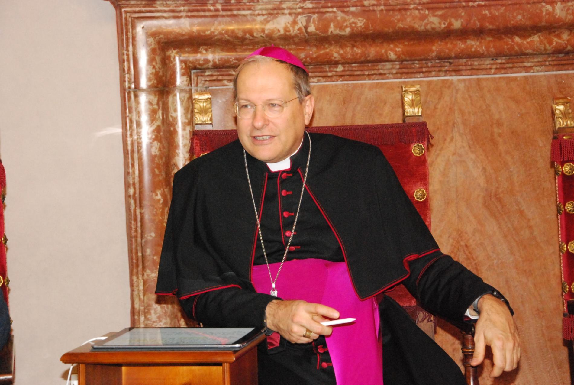 Alessandria, il vescovo “modernizza” la Salve