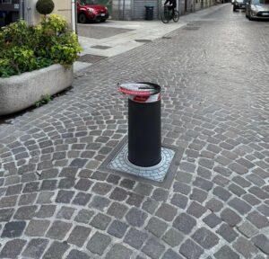 Via della Vittoria: pilomat fuoriuso, questa volta è stato danneggiato