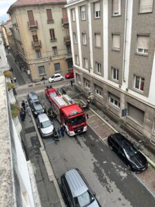 Alessandria, via Legnano: fumo dallo scantinato, arrivano i pompieri