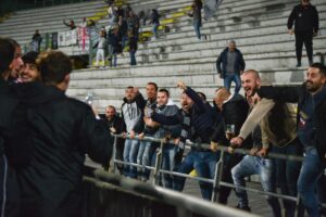Grigi, la Nord: “Noi dalla parte della squadra. Si venda a persone serie”