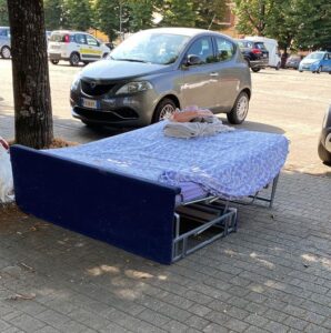 Letto abbandonato? No, parte di un dramma sociale