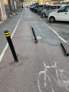 Alessandria, via Borsalino: già divelti i nuovi paletti