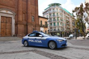 Botte e spintoni alla compagna in mezzo alla strada: arrestato