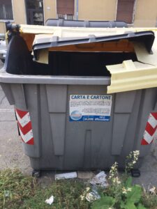Via Sclavo, cassonetti rotti e rifiuti per terra