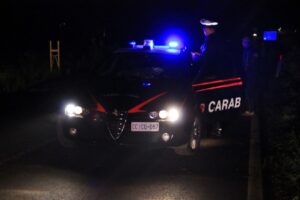 Spaccata nella notte, poi rubano soldi e superalcolici: due arresti