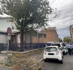 Via Parnisetti, ramo cade e danneggia un’auto