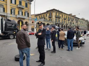 Piazza Garibaldi: pubblica sicurezza e dimostrazioni. Sul Tir per imparare