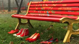 Una panchina rossa contro la violenza sulle donne